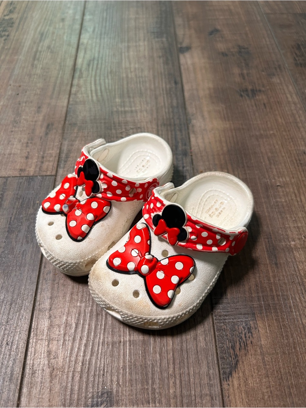 Crocs Disney Minnie Mouse White/Red Polka Dot Bow Slip-On Clog Sandal C4